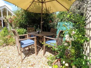Outdoor dining - Little Timbers (Ringwood)