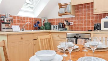 Fridge, dishwasher, cookware/dishes/utensils