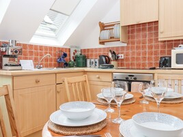 Refrigerador, lavavajillas, utensilios de cocina