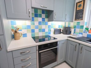 Fridge, dishwasher, cookware/dishes/utensils - Little Hallgarth (Keswick)