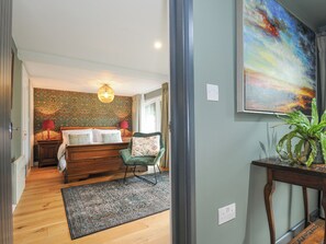 2 quartos, individualmente decorados, individualmente mobiliados