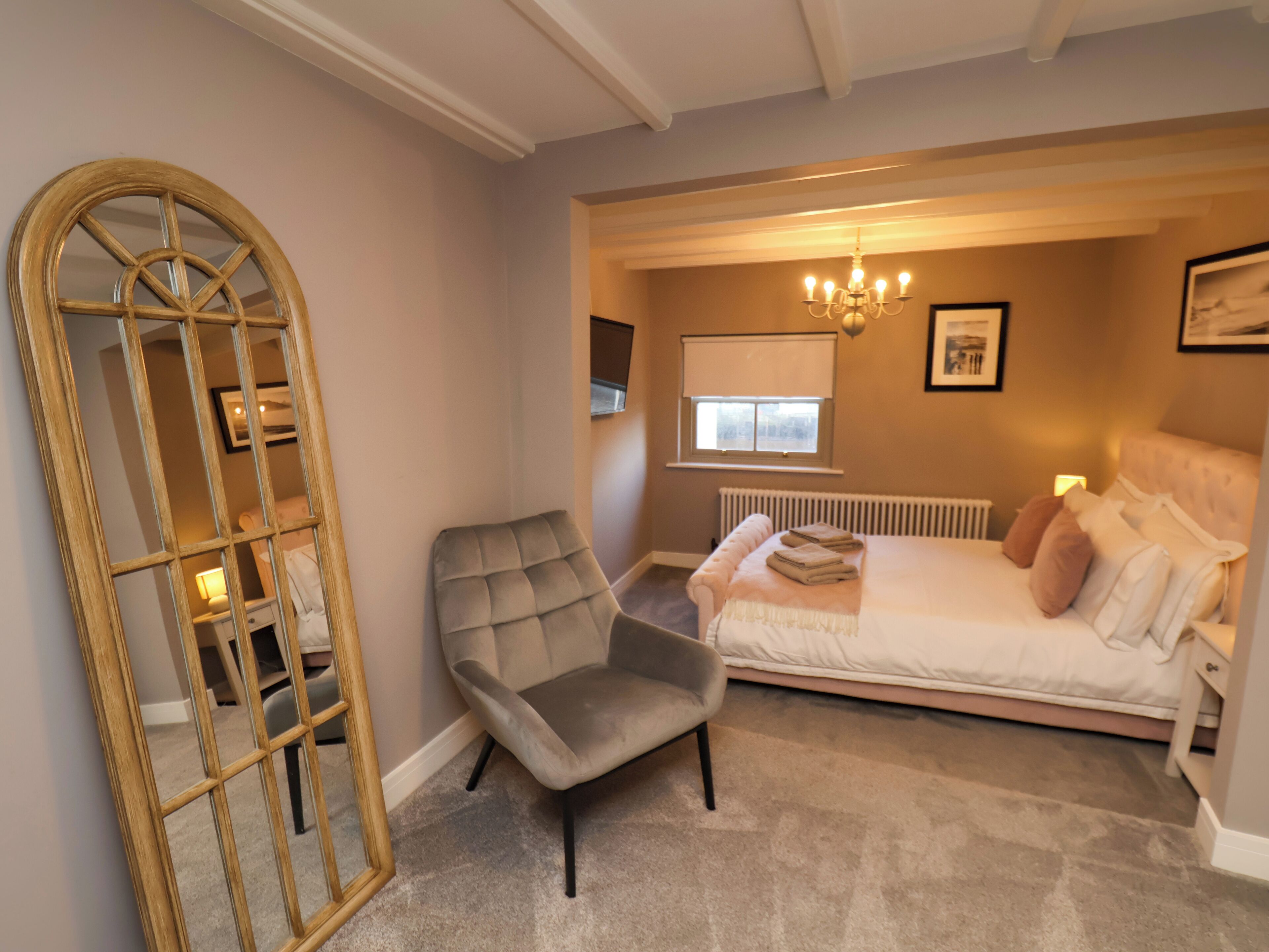 2 bedrooms, individually decorated, individually furnished, free WiFi