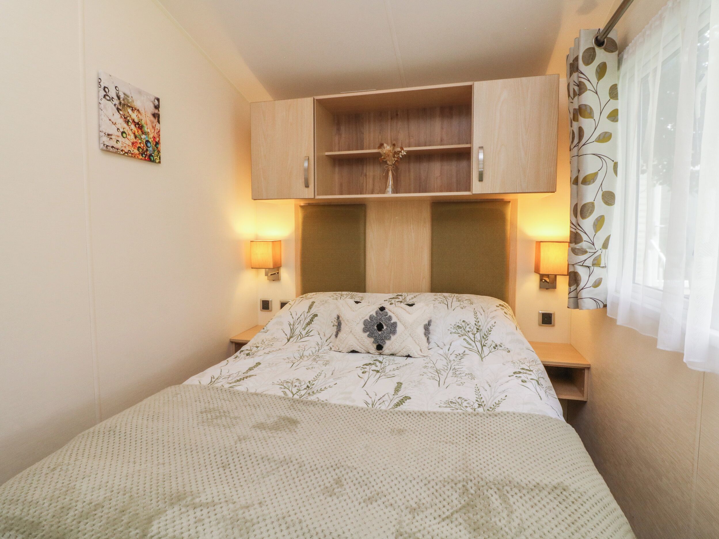 2 bedrooms, individually decorated, individually furnished