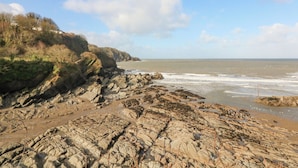 A rocky coastline with a clear sky. - Ocean View (Ilfracombe)