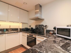 Cottage | Private kitchen | Fridge, dishwasher, cookware/dishes/utensils - 39 Dart Marina (Dartmouth)