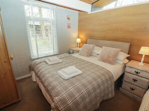 3 bedrooms, individually decorated, individually furnished, free WiFi - The Bird House (Newcastle Emlyn)