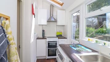 Refrigerador, tetera eléctrica, tostadora y utensilios de cocina