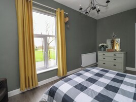 2 quartos, individualmente decorados, individualmente mobiliados