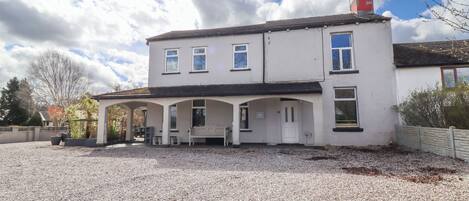 المنشأة من الخارج