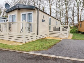 Exterior - The Mermaid A04 (Par)