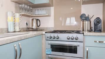 Refrigerador, tetera eléctrica, tostadora y utensilios de cocina