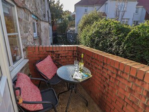 Outdoor dining - 4 Lymbrook Cottages (Lyme Regis)