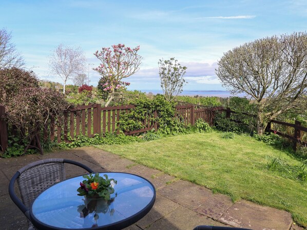 Outdoor dining - Dolphin Bach (Holywell)