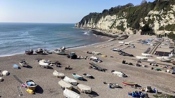 Pantai berhampiran
