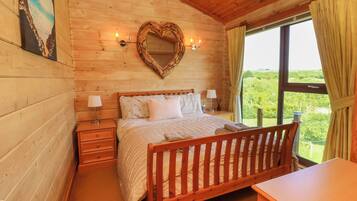 2 Schlafzimmer, individuell dekoriert, individuell eingerichtet