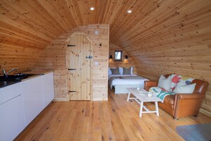 1 habitación, decoración personalizada y muebles diferentes 