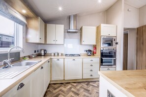 Cottage | Private kitchen - Lodge 55 at Riviera Bay Coastal Retreat (Brixham)