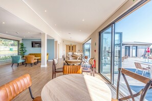 Cottage | Outdoor dining - Lodge 55 at Riviera Bay Coastal Retreat (Brixham)