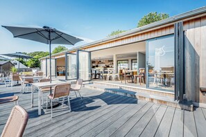 Cottage | Outdoor dining - Lodge 55 at Riviera Bay Coastal Retreat (Brixham)