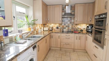 Fridge, dishwasher, cookware/dishes/utensils
