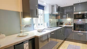 Dishwasher, cookware/dishes/utensils