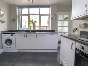 Fridge, dishwasher, electric kettle, toaster - 3 Cowper Place (Clitheroe)