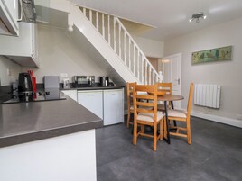 Frigorífico, lavavajillas, hervidor eléctrico y tostadora