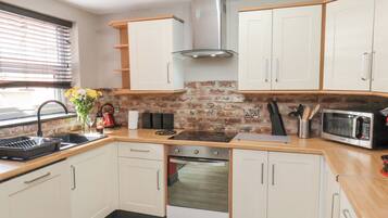 Refrigerador, lavavajillas, utensilios de cocina