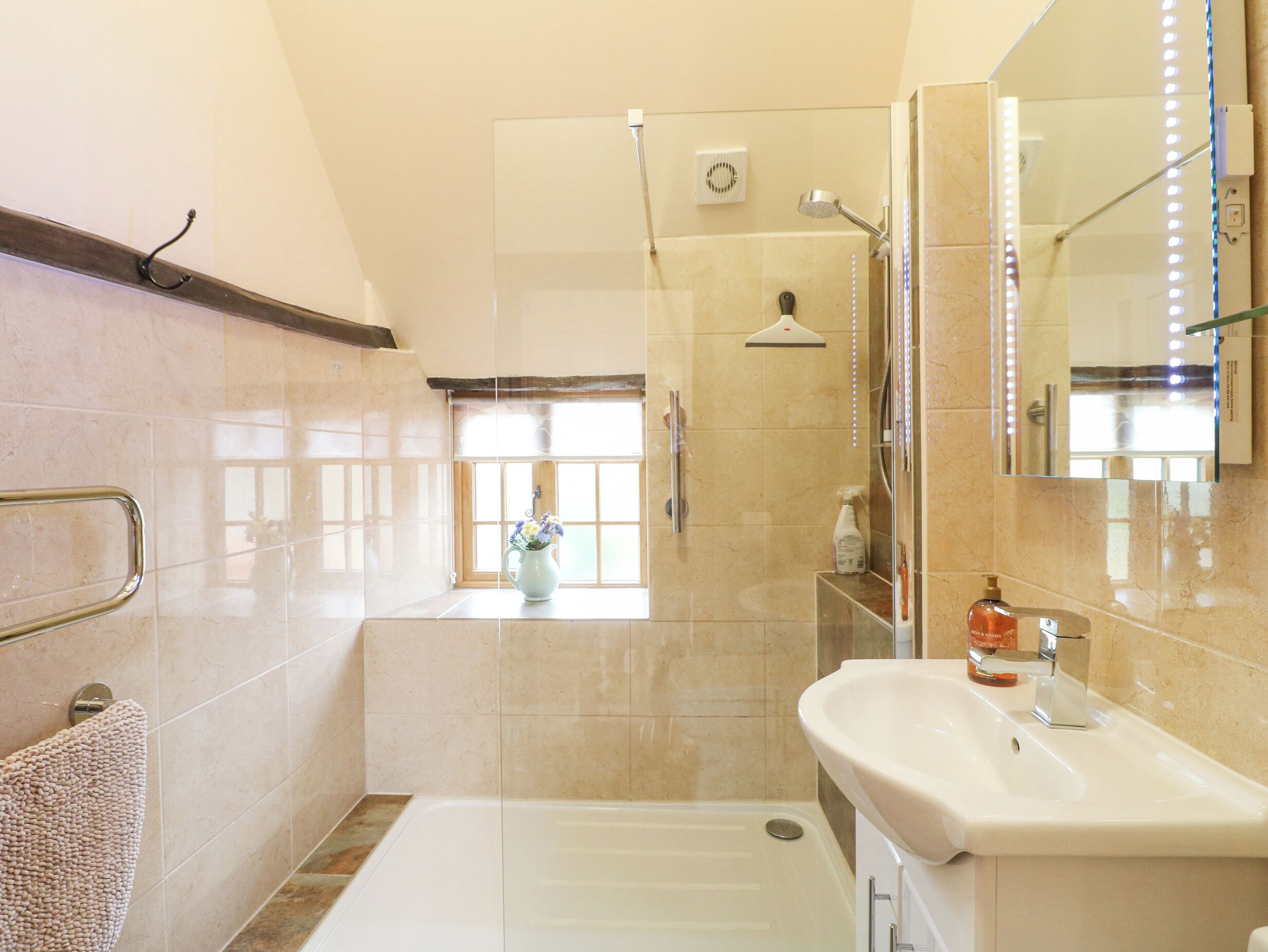 Ein Badezimmer mit Badewanne, Waschbecken, Dusche und einem Fenster mit Blick.