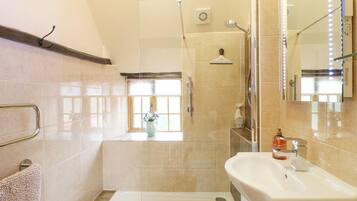 Ein Badezimmer mit Badewanne, Waschbecken, Dusche und einem Fenster mit Blick.