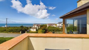 A balcony with a view of the sea and houses. - Swyn Llyr (Rhosneigr)