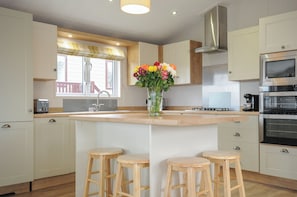 Fridge, dishwasher, electric kettle, toaster - Lodge 69 at Riviera Bay Coastal Retreat (Brixham)