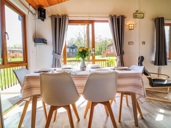 Dining - 3 The Glade (Wadebridge)