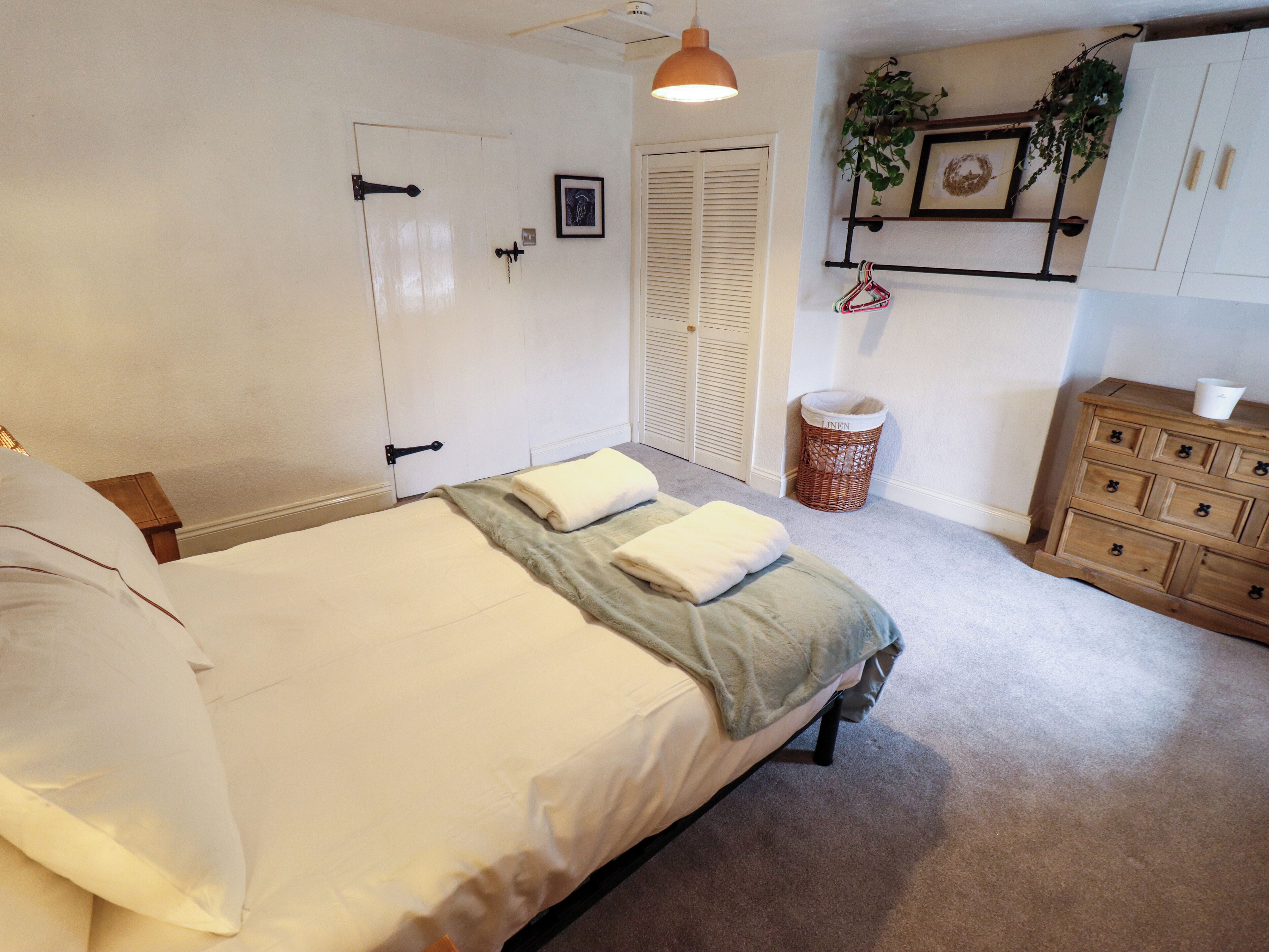 2 Schlafzimmer, individuell dekoriert, individuell eingerichtet