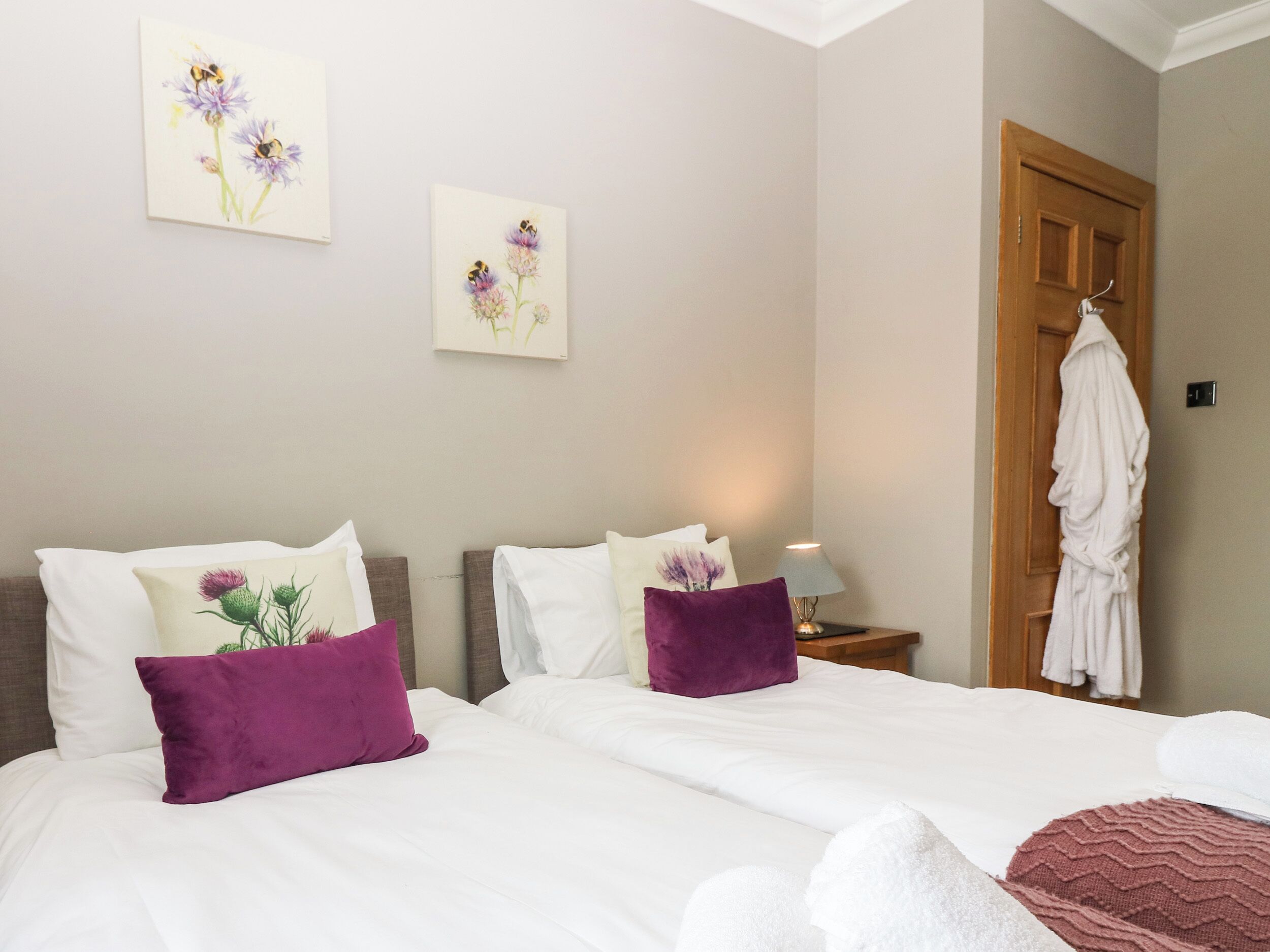 2 habitaciones, decoración personalizada y muebles diferentes 