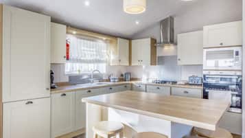 Kjøleskap, oppvaskmaskin, vannkoker og brødrister