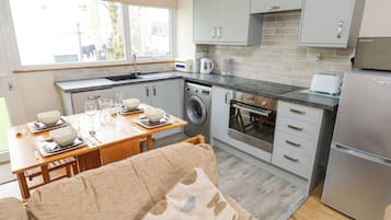 Refrigerador, lavavajillas, tetera eléctrica y tostadora