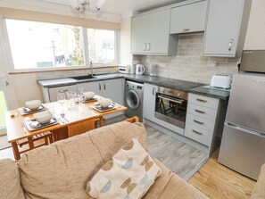 Fridge, dishwasher, electric kettle, toaster - The Chalet (Pembroke)