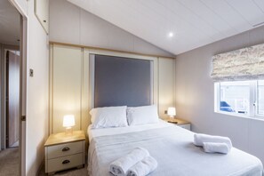 2 bedrooms, individually decorated, individually furnished, free WiFi - Lodge 15 at Landscove Holiday Park (Brixham)