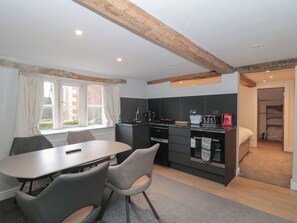 Tủ lạnh, ấm điện, lò nướng bánh mì, dụng cụ nấu nướng/bát dĩa/dao nĩa 