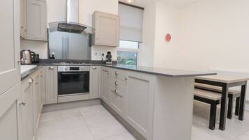 Dishwasher, cookware/dishes/utensils