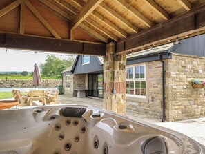 Outdoor dining - Meadow Top Farm Barn (Accrington)