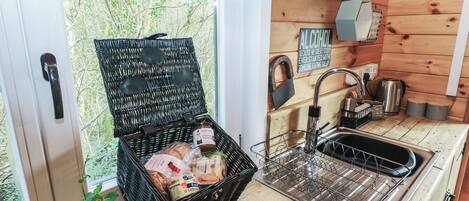 Kylskåp och grytor/köksredskap