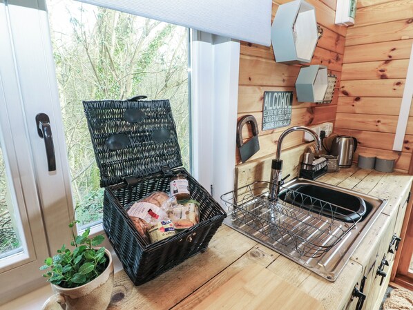 Réfrigérateur, batterie de cuisine, vaisselle et ustensiles