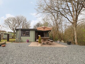 Outdoor dining - Mill Cabin Denant (Haverfordwest)
