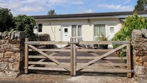 A house with a stone wall and a wooden gate. - Stable Cottage (Newcastle-upon-Tyne)