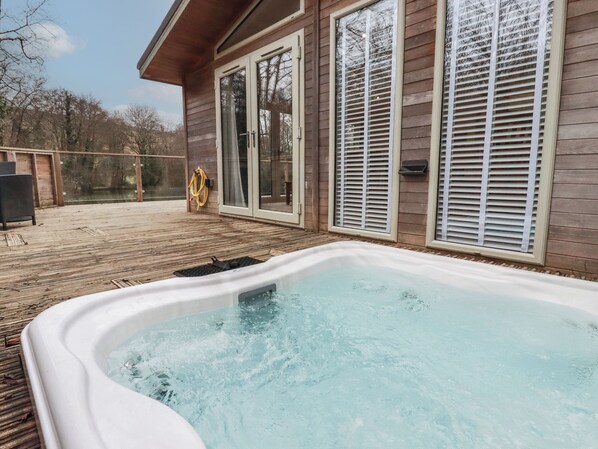 Outdoor spa tub - 2 Miller's Island (Looe)