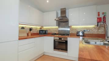 Refrigerador, lavavajillas, utensilios de cocina