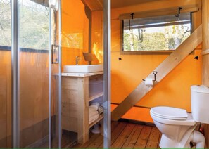 Shower, hair dryer - The Kingfisher Safari Tent - Pets Welcome (Oldham)