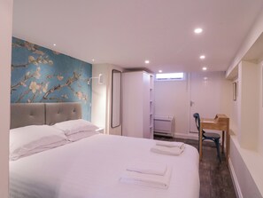 1 phòng ngủ, trang trí khác biệt